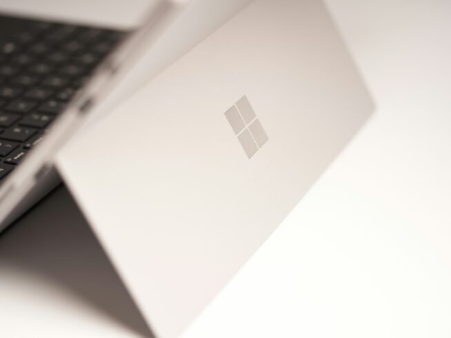 white-laptop-computer-on-white-table