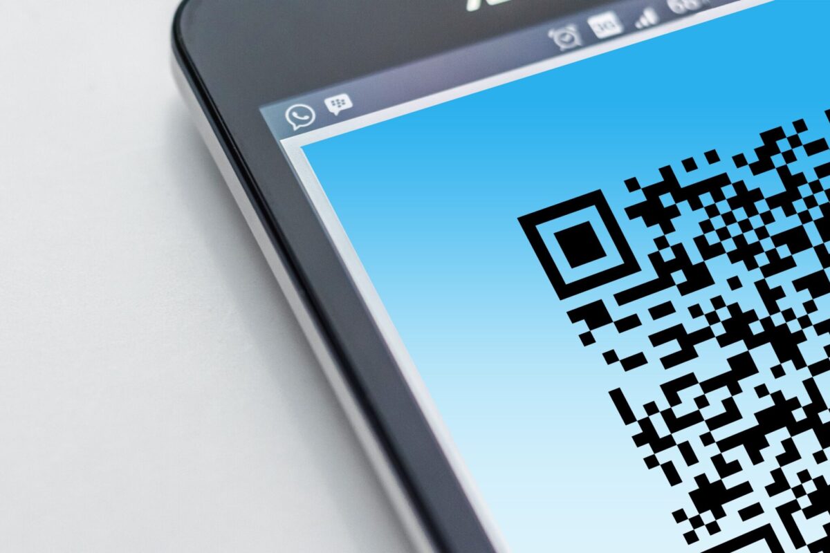 Free High-resolution close-up of a smartphone displaying a QR code on its screen. Stock Photo